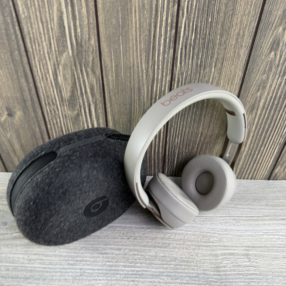 Beats Studio3 Wireless Noise Cancelling Over Ear Headphones Porcelain Rose Case
